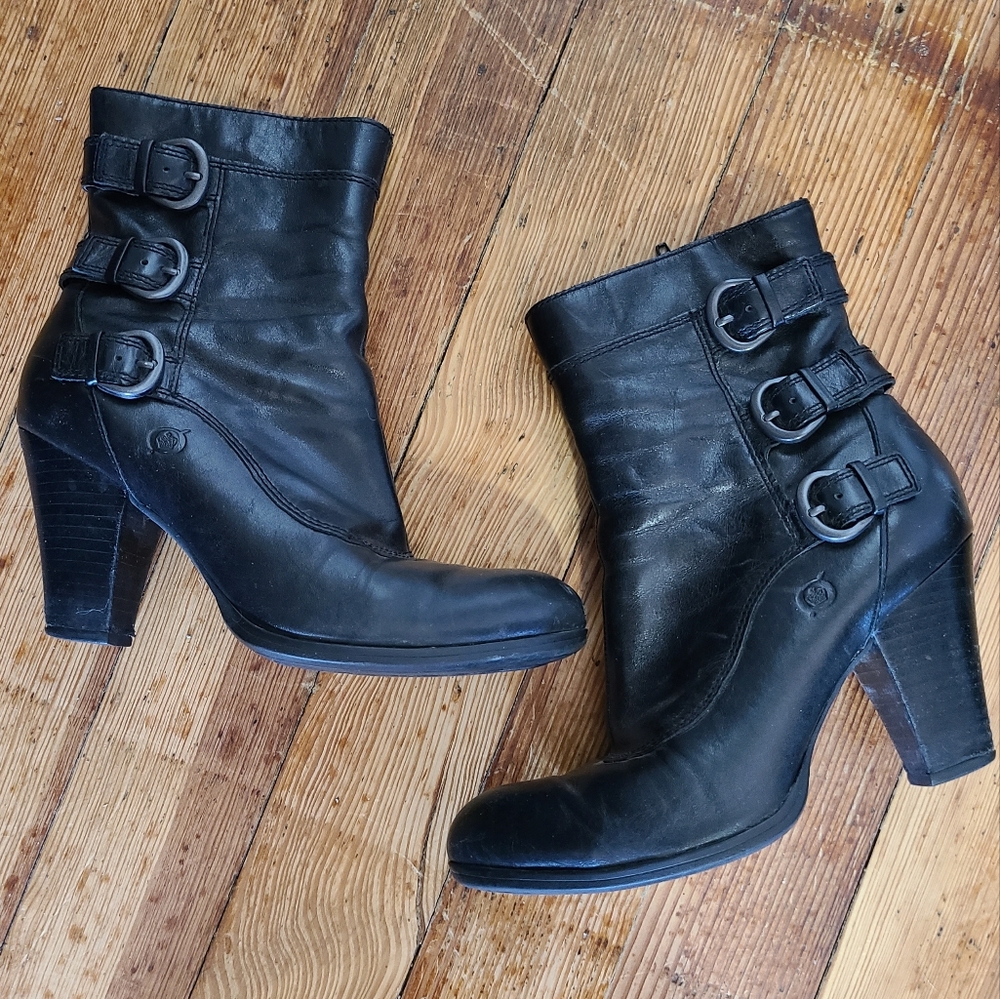 Born Black Buckle Boots sz 8/39
